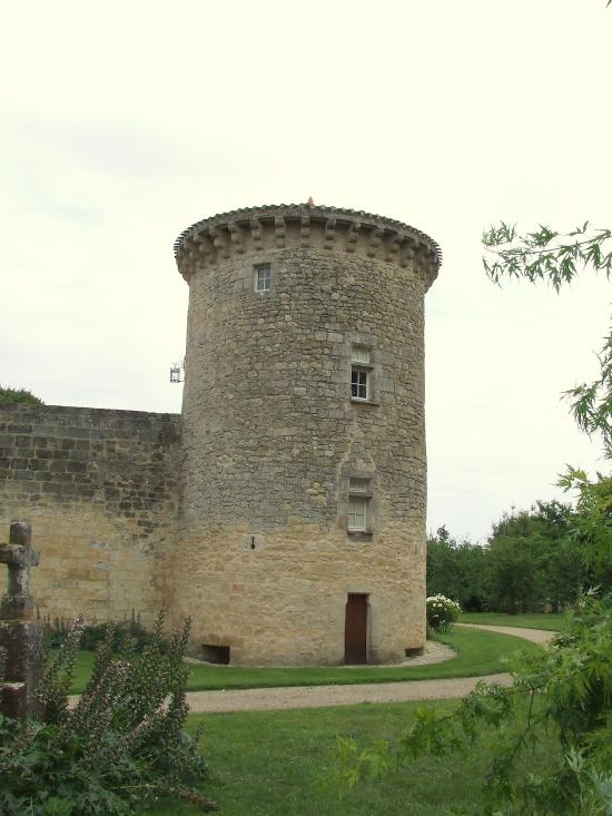 Génissac, le Vieux-Château: une tour.