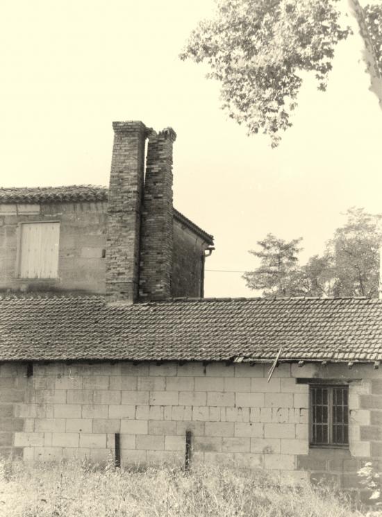 Saint-Denis-de-Pile, les cheminées d'une ancienne boulangerie,