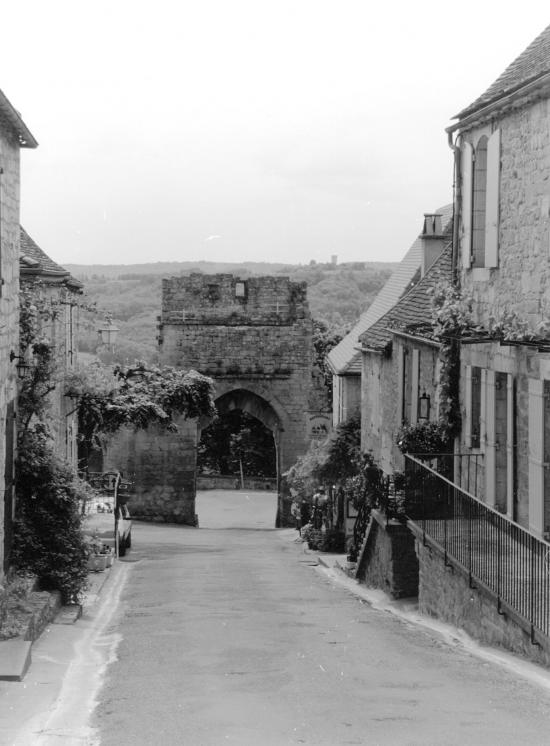 Domme, une ruelle et une porte d'accès.